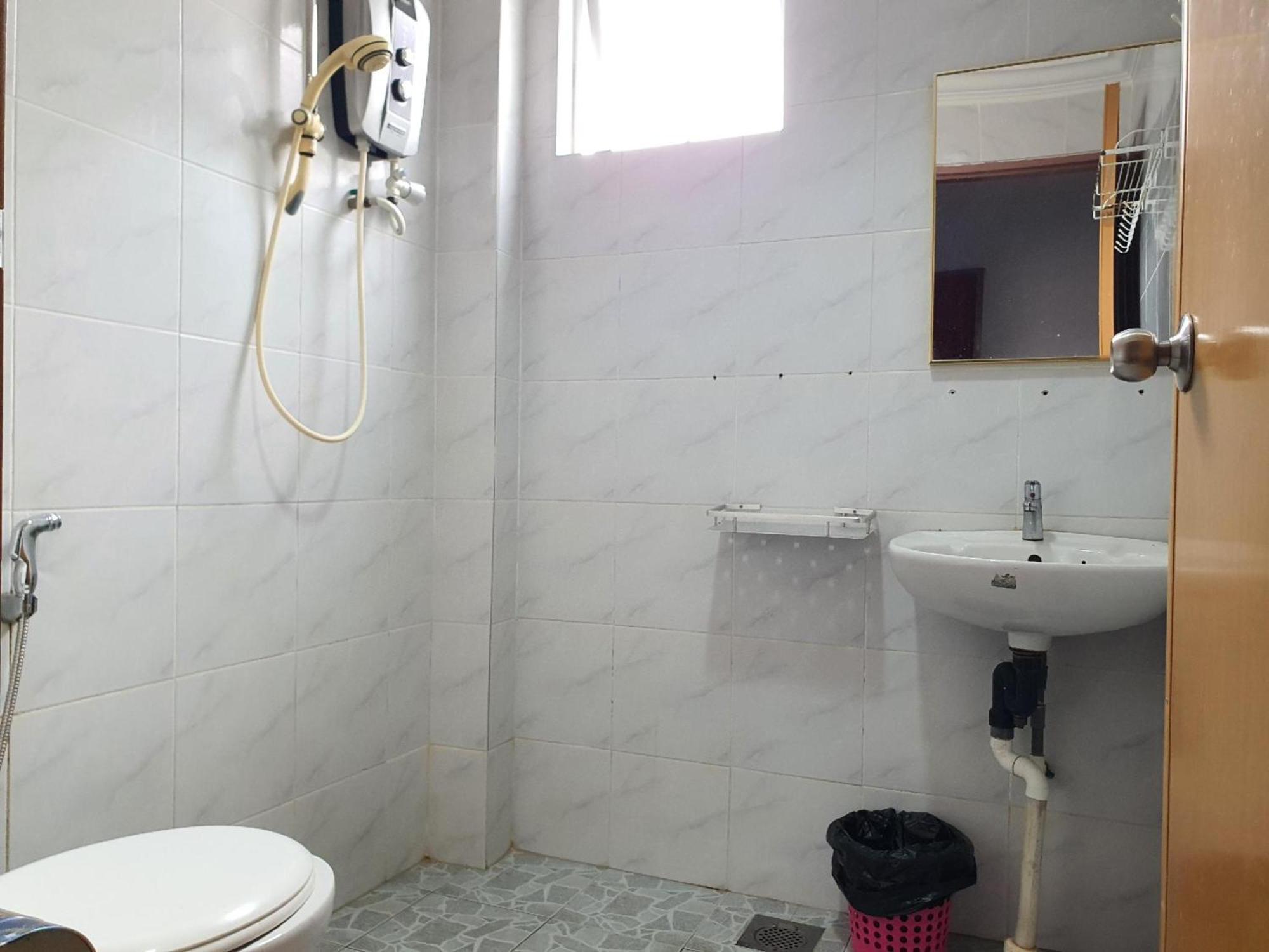 Oyo 90964 Melody 88 Inn Miri Kültér fotó