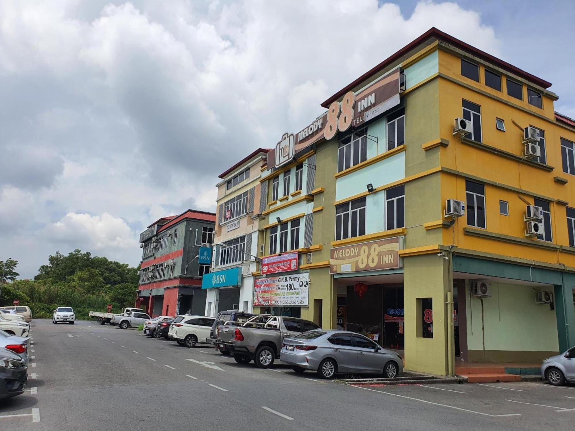 Oyo 90964 Melody 88 Inn Miri Kültér fotó